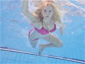 steamy Elena shows what she can do under water